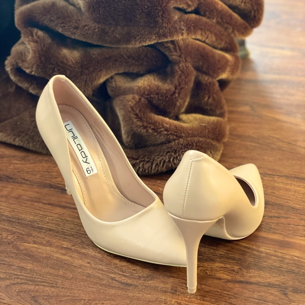 Nude Pumps